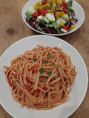 Pasta alla marinara (garlicky tomato sauce).jpg